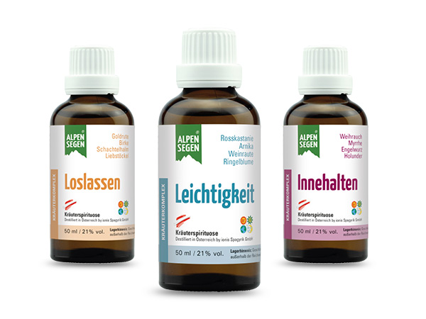 ALPENSEGEN® Mehrkräuter-Rezepturen, drei Produktflaschen beispielhaft, nebeneinander stehend